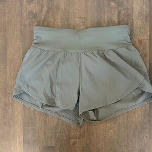 CALIA by Carrie Underwood Womens kick up mid rise Athletic Shorts